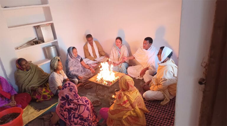 चार सौ वेद मंत्रों से अंधकार से ज्ञान की ज्योति जलाने दी जा रही आहुतियां 3 nanhwe