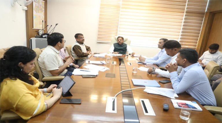सिकल सेल एनीमिया के उपचार के लिये प्रमाणित और उच्च गुणवत्ता वाली दवाओं का ही किया जाये उपयोग : उप मुख्यमंत्री श्री शुक्ल 9 sikal