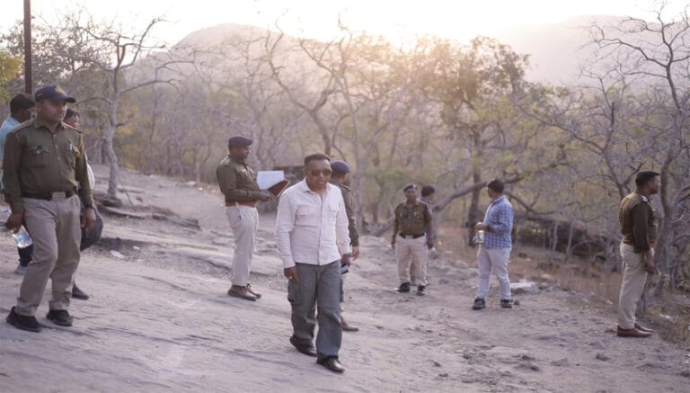 सालबर्डी मेला व्यवस्था का जायजा लेने पहुंचे पुलिस अधीक्षक ,सतर्कता एवं अनुशासन के साथ ड्यूटी करने के दिए निर्देश 21 sp