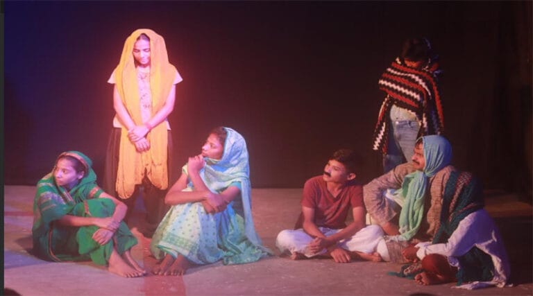 आदिमरंग नाट्य महोत्सव में सुखिया और सल्तनत ने किया दर्शकों को लोटपोट 1 sukhiya