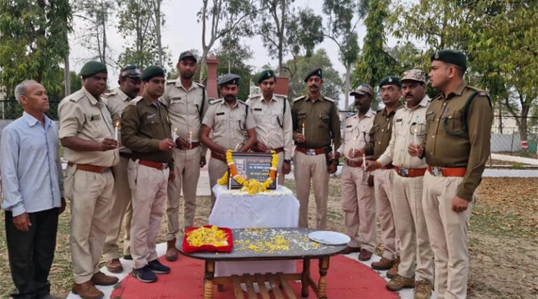 बैतूल में वन अधिकारी, कर्मचारियों ने शहीद रेंजर को दी श्रद्धांजलि 8 van