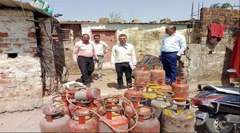 घरेलू गैस सिलेण्डर के दुरूपयोग को रोकने खाद्य विभाग की कई प्रतिष्ठानों पर कार्रवाई 20 gas