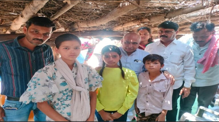बेसहारा हुए बच्चो को बैतूल विधायक ने दी सांत्वना,परवरिश करेगें , पढाई की ली जिम्मेदारी,आर्थिक सहायता पहुंचाई 11 jatya