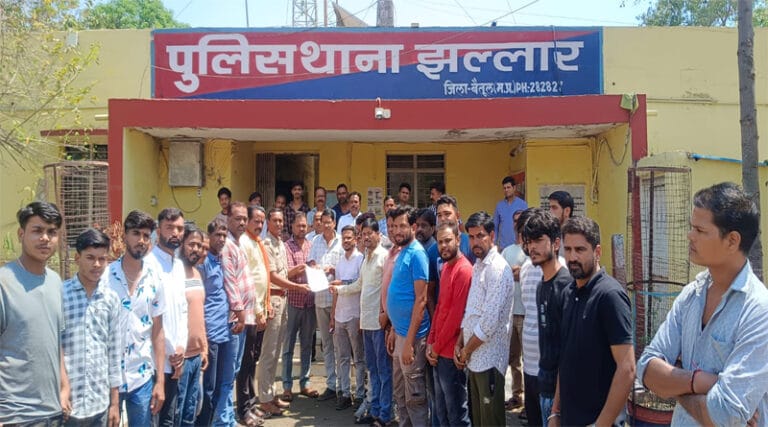 आगजनी की घटना को लेकर झल्लार के व्यापारियों में रोष, थाना प्रभारी को ज्ञापन देकर शीघ्र कार्रवाई की मांग की 25 jhallar