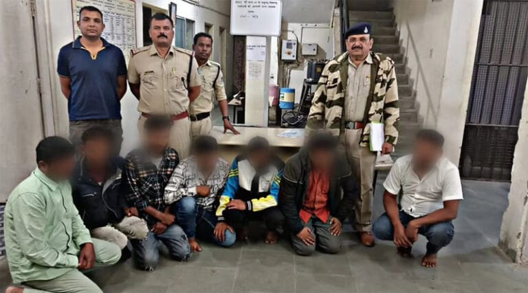 जुआ फड़ पर छापा, 10 लाख रुपये का मशरूका जप्त, 8 आरोपी गिरफ्तार, 3 फरार 25 jua