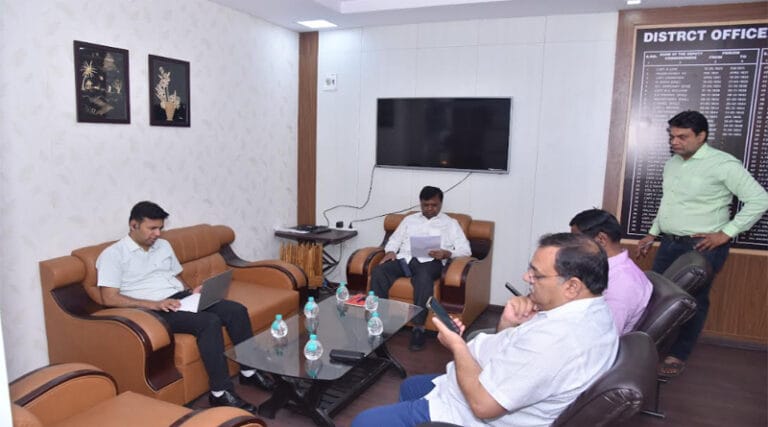 अनुकम्पा नियुक्ति के प्रकरणों को पूरी संवेदनशीलता से समय पर निराकरण कराएं : कमिश्नर श्री तिवारी 3 kalekter