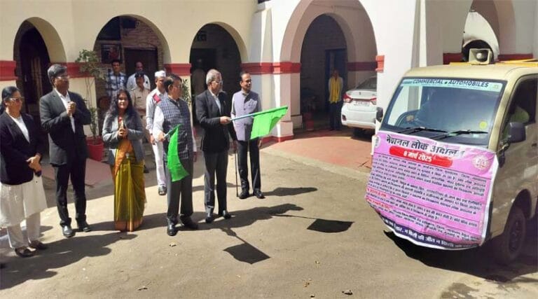 लोक अदालत के प्रचार-प्रसार हेतु प्रचार वाहन रवाना -प्रधान जिला एवं सत्र न्यायाधीश ने दिखाई हरी झंडी 5 lok