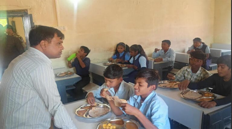 कलेक्टर श्री सूर्यवंशी का औचक निरीक्षण - शिक्षक की एक वेतन वृद्धि रोकने के निर्देश 27 mdm