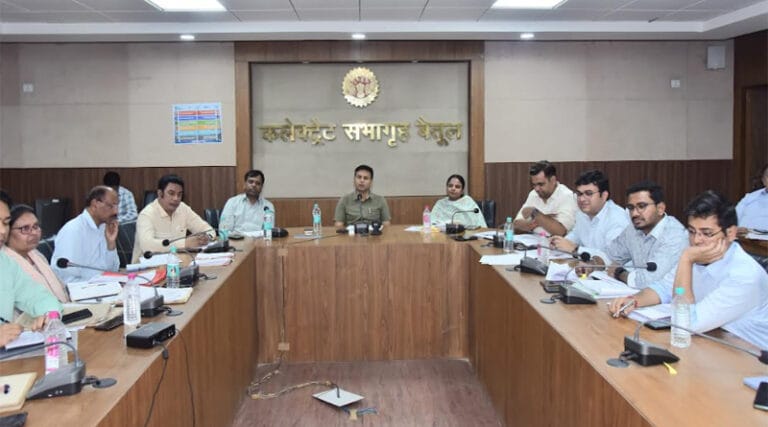 आरक्षित वनखंड घोषित करने सम्बन्धी कार्यवाही शीघ्र पूर्ण करने के दिए निर्देश -संभागायुक्त 1 ner