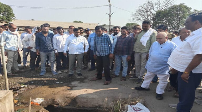 मंडी में मिली अव्यवस्थाओं की शिकायतों को लेकर विधायक और कलेक्टर ने किया औचक निरीक्षण 25 nirikshan