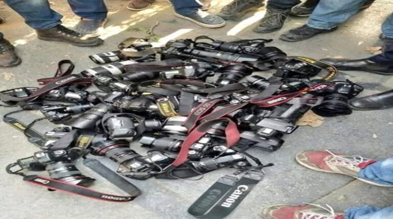 पत्रकार पर FIR और गिरफ़्तारी मामले में TI लाइन अटैच,पत्रकारो के प्रदर्शन के बाद मिली जमानत 1 patrakar