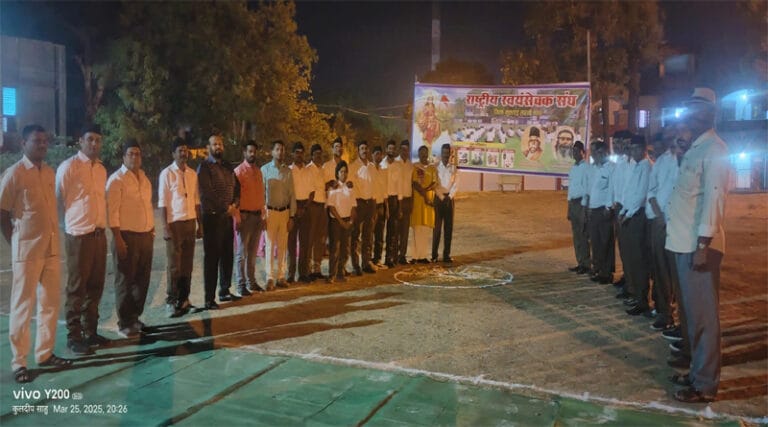 राष्ट्रीय स्वयंसेवक का महर्षि वाल्मीकि शाखा ग्राउंड में वार्षिकोत्सव हुआ संपन्न 17 sang