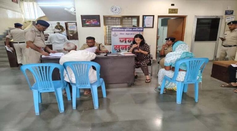 पुलिस अधीक्षक कार्यालय बैतूल एवं समस्त थानों में आयोजित हुआ जनसुनवाई कार्यक्रम-40 से अधिक शिकायतों का हुआ समाधान 7 sp