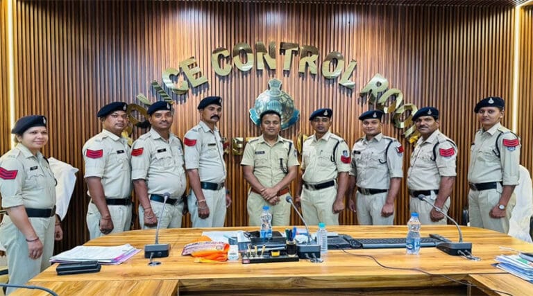 पुलिस अधीक्षक बैतूल द्वारा 10 आरक्षकों को प्रधान आरक्षक पद पर दी गई पदोन्नति 9 sp