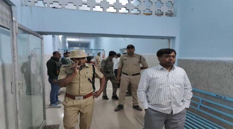 सारणी बगडोना छतरपुर खदान पहुंचे विधायक डॉ पंडाग्रे, कलेक्टर और एसपी - तीन लोगो की मौत की पुष्टि 26 sury