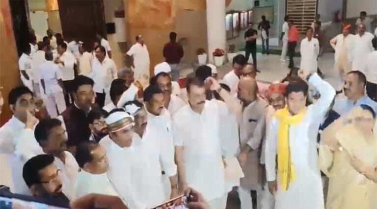 मंडला एनकाउंटर: आदिवासी हत्या के खिलाफ सदन में हंगामा, कांग्रेस ने किया वाकआउट 5 vidhan