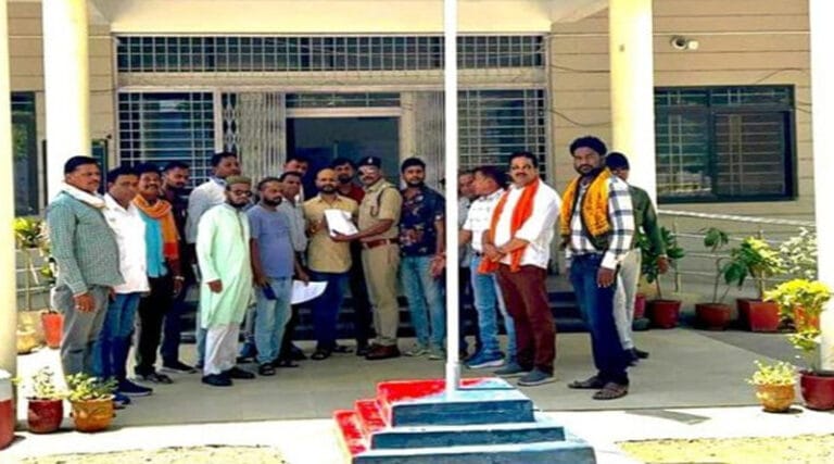 सारनी मे पत्रकारों ने जताया पहलगाम आतंकी हमले पर तीव्र आक्रोश, गृहमंत्री के नाम सौंपा ज्ञापन 22 6