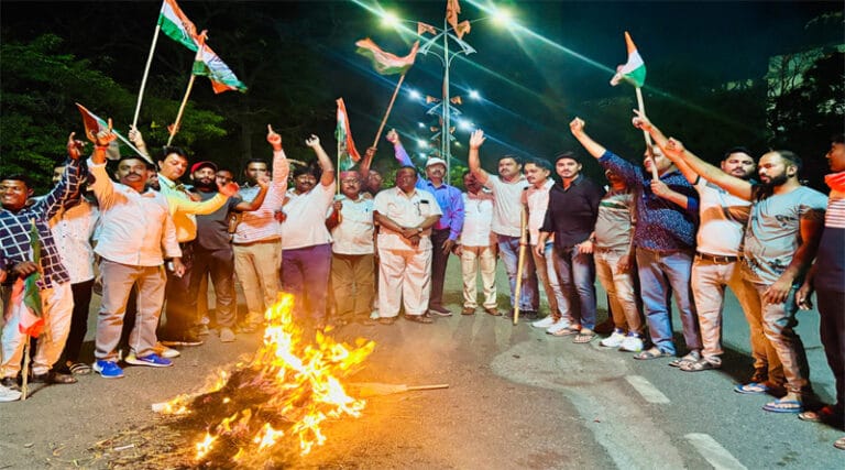 एनएसयूआई और यूथ कांग्रेस ने फूंका आतंकवाद का पुतला,पाकिस्तान मुर्दाबाद के लगाए नारे 20 congres