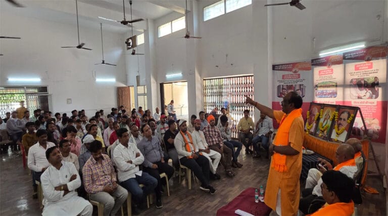 भाजपा कार्यालय में पार्टी ध्वज फहराकर मनाया 46 वॉ स्थापना दिवस 25 dd