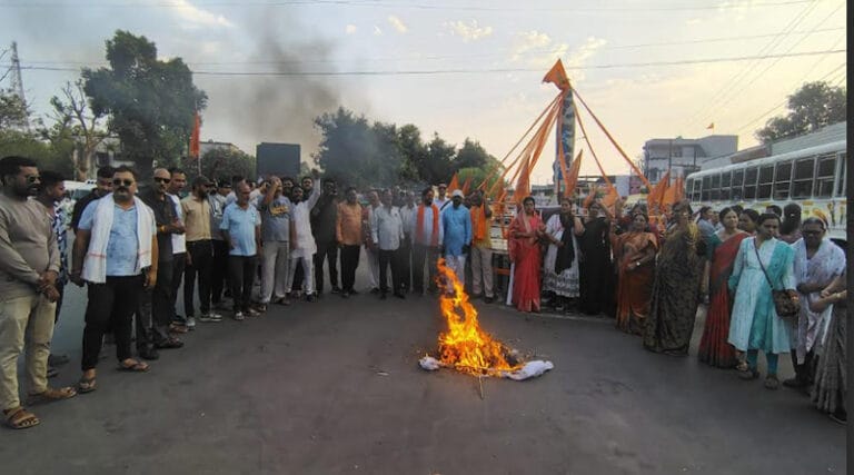 सकल हिंदू समाज ने कारगिल चौक पर आतंकवादियों और पाकिस्तान का किया पुतला दहन 14 putla
