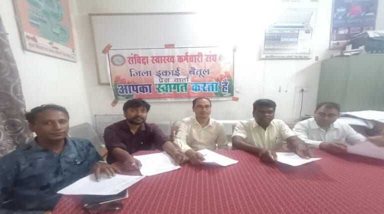 संविदा स्वास्थ्य कर्मचारी संघ ने चरणबद्ध आंदोलन का किया शंखनाद,7 अप्रैल से बांधेगे काली पट्टी 13 sanvida