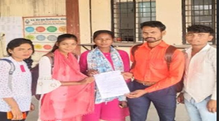 विद्यार्थियों को वितरित की गई स्टेशनरी में गड़बड़ी के आरोप 3 shahpur