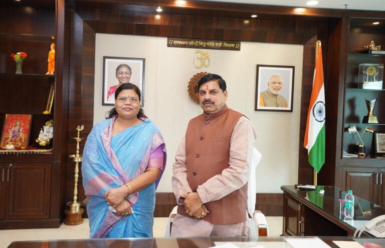 घोड़ाडोंगरी विधायक श्रीमती गंगाबाई उइके ने की मुख्यमंत्री और मंत्री से मुलाकात, विकास कार्यों पर चर्चा 35 IMG-20250513-WA0088