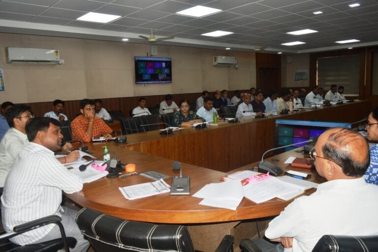 जन शिकायतों के निराकरण में खराब परफॉर्मेंस पर अधिकारियों का कटेगा वेतन : कलेक्टर श्री सूर्यवंशी 9 TL BAITHAK 01