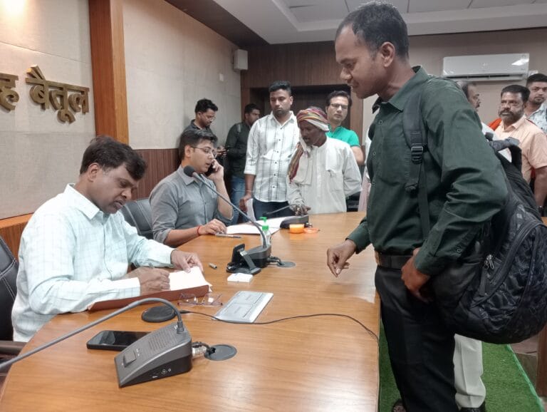 कलेक्टर ने जनसुनवाई में नागरिकों की सुनीं समस्याएं 01