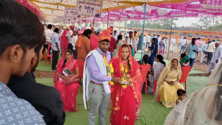 सावलमेंढा के सामूहिक विवाह सम्मेलन में 739 जोड़े ने लिए सात फेरे 17 सावलमेंढा के सामूहिक विवाह सम्मेलन में 739 जोड़े ने लिए सात फेरे 04
