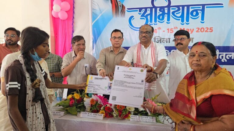 सिकलसेल एक अनुवांशिक बीमारी, जिसके लिए जन जागरूकता आवश्यक: केन्द्रीय मंत्री श्री उईके 3 सिकलसेल रोगी टीकाकरण कार्यक्रम 01