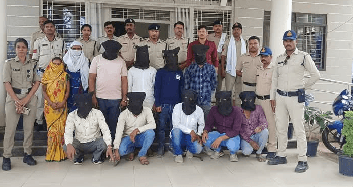 प्रेम संबंध में पत्नी को भगाकर ले जाने वाले युवक की परिजनों द्वारा सामूहिक हत्या 11आरोपी गिरफ्तार 20 Screenshot_20250619-025305