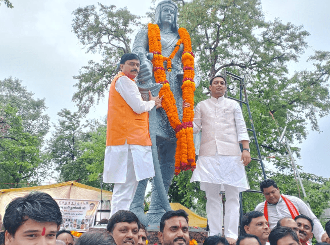 रानी दुर्गावती जी के बलिदान दिवस पर मंत्री व सांसद ने सिंगापुर में किया माल्यार्पण 8 Screenshot_20250627-074727