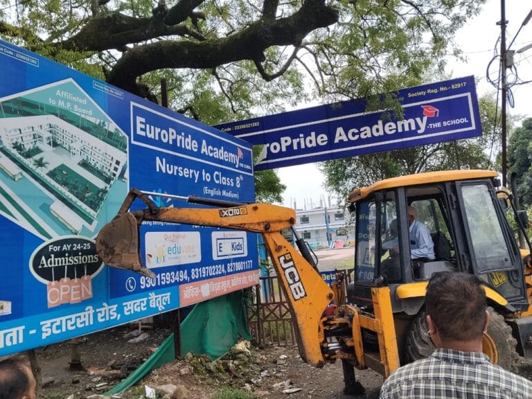 सदर आईटीआई से गेंदा चौक तक चला अवैध होर्डिंग और सामग्री हटाने का अभियान 32 ATIKRAMAN ABHIYAN 01