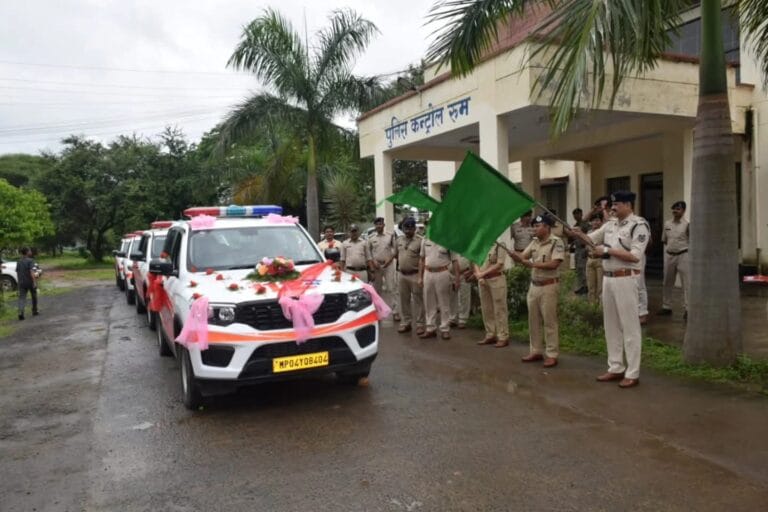 पुलिस महानिरीक्षक नर्मदापुरम द्वारा डायल-112 वाहनों को दिखाई गई हरी झंडी 25 FB_IMG_1756983415873