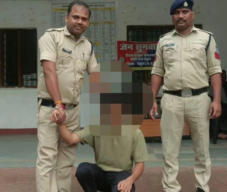 जेएच कॉलेज के 144.65 लाख रुपए के छात्रवृत्ति घोटाले के मुख्य आरोपी को किया गिरफ्तार 6 FB_IMG_1758407038078