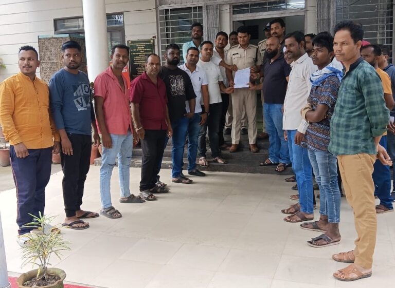 बढ़ रही चोरियों को लेकर यूथ कांग्रेस के कार्यकर्ताओं द्वारा थाना प्रभारी को सौंपा ज्ञापन 17 IMG-20250909-WA0027