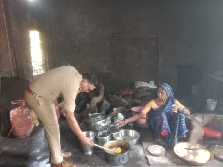 थाना प्रभारी ने आंगनवाड़ी केंद्रों का किया निरीक्षण 18 IMG-20250922-WA0087