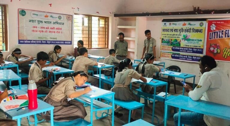 केंद्रीय विद्यालय के बच्चों ने डस्टबिन प्रयोग पर जय स्तंभ पर किया नुक्कड़ 22 IMG-20250922-WA0089