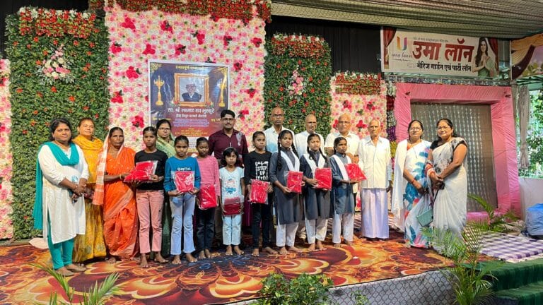 समाजसेवी सेवानिवृत्त पटवारी लक्ष्मणराव भुस्कुटे के निधन पर परिजनों ने स्वेटर,लोअर टी शर्ट एवं पौधे भेंटकर दी श्रद्धांजलि। 12 IMG-20250922-WA0103