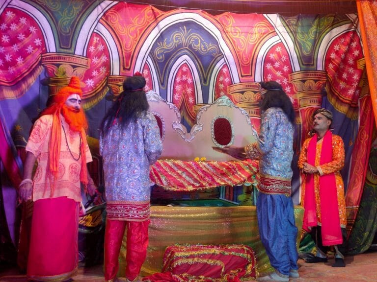 बाली का वध कर श्री राम ने सुग्रीव का किया राजतिलक रामलीला में भावपूर्ण प्रसंगों ने दर्शकों को आध्यात्मिक ऊर्जा से किया सराबोर 36 IMG-20250928-WA0030