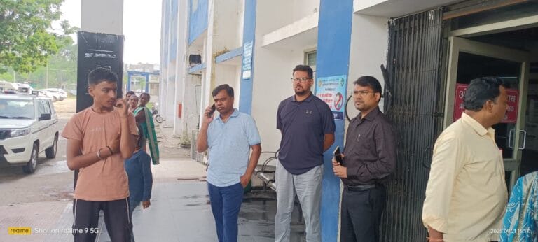जिला अस्पताल का कलेक्टर श्री सूर्यवंशी ने किया औचक निरीक्षण, भीड़ प्रबंधन के दिए सख्त निर्देश 30 जिला अस्पताल का कलेक्टर श्री सूर्यवंशी ने किया औचक निरीक्षण 01