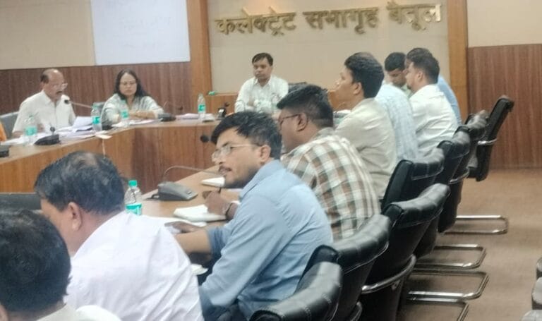 राजस्व अधिकारियों की बैठक आयोजित 02