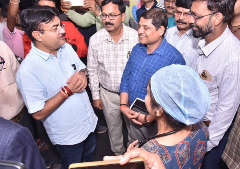 प्रभारी मंत्री श्री पटेल ने जिला अस्पताल का देर रात्रि किया औचक निरीक्षण 8 FB_IMG_1760234836147