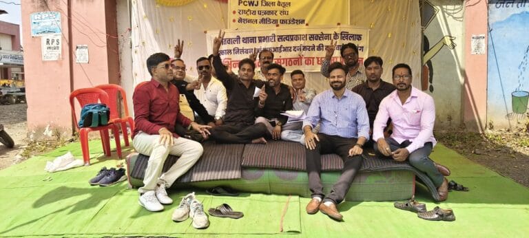 पत्रकारों के प्रदर्शन के बाद हटाए गए थाना प्रभारी 19 FB_IMG_1761126990617