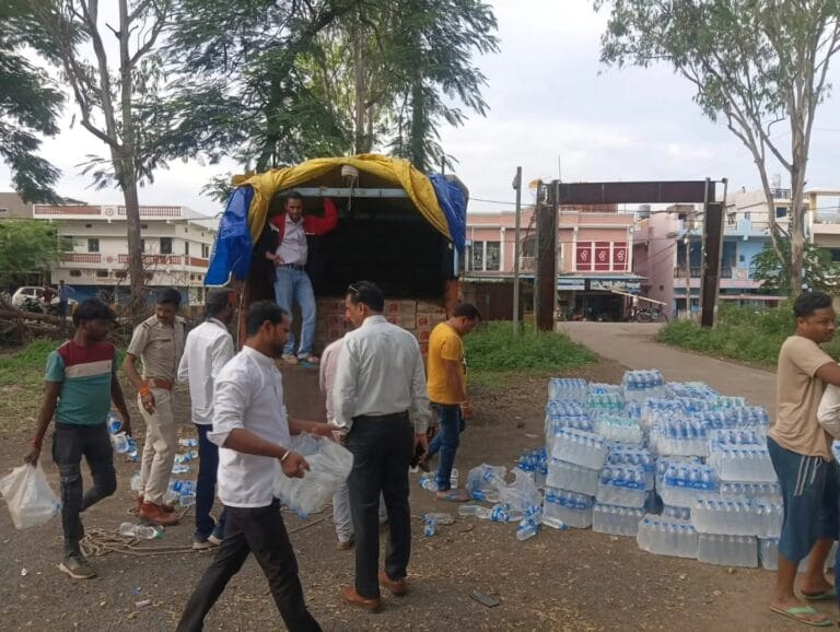 पुलिस की बड़ी कार्रवाई — 28.46 लाख की अवैध शराब व वाहन जब्त,दो आरोपी गिरफ्तार* 23 FB_IMG_1761707468860