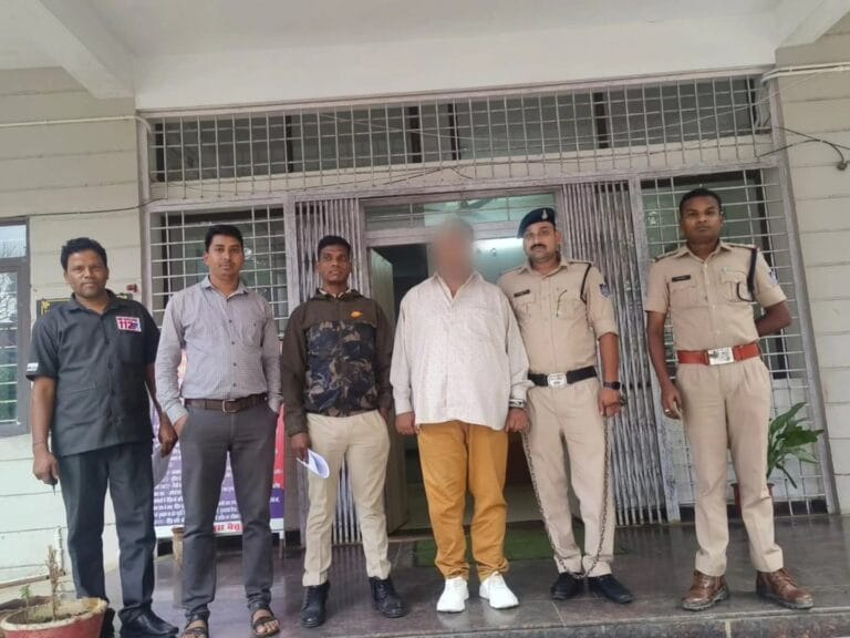 नौकरी लगवाने के नाम पर ठगी करने वाला आरोपी सारणी पुलिस के हत्थे चढ़ा 7 FB_IMG_1761826479861