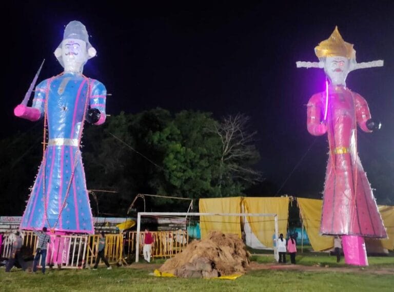 रणभूमि में रावण की गर्जना से गूंजा रामलीला मैदान रामलीला के अंतिम दिन राम- रावण युद्ध ने दर्शकों को किया मंत्रमुग्ध 10 IMG-20251002-WA0001