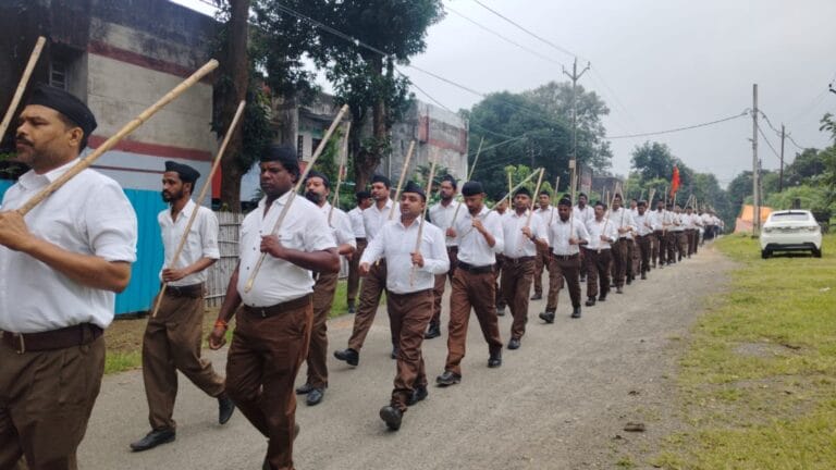 बारिश के बीच कदम से कदम मिलाकर चलें सैकड़ों स्वयंसेवक 18 IMG-20251005-WA0067