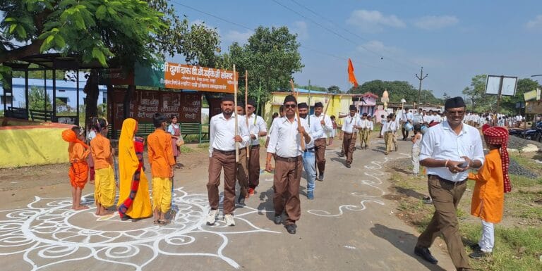 संघ शताब्दी वर्ष पर आमला में निकला पथ संचलन, बच्चों ने बनाई झांकियां 5 IMG-20251011-WA0076